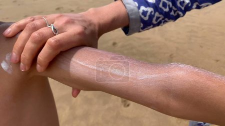 Foto de Padre que aplica protector solar a la piel del brazo del niño - Imagen libre de derechos