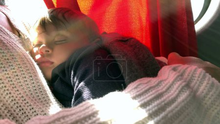 Téléchargez les photos : Bébé tout-petit endormi en voyageant en bus - en image libre de droit
