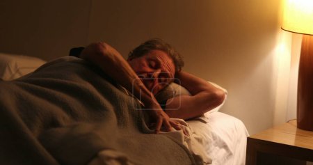 Téléchargez les photos : Senior man suffering form insomnia unable to sleep - en image libre de droit