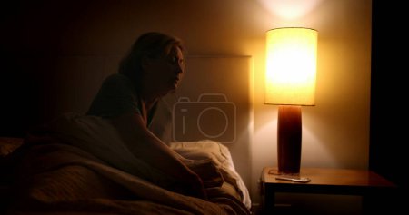 Téléchargez les photos : Sleepless Woman getting out of bed in the middle of the night, waking up at dawn - en image libre de droit
