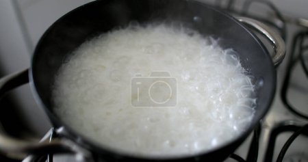 Téléchargez les photos : Cooking boiling water inside pan - en image libre de droit