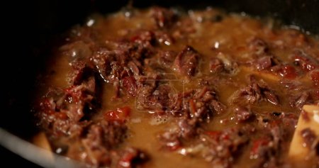 Foto de Cooking osso buco meet inside pan. braised veal food close-up - Imagen libre de derechos