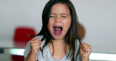 Foto de Upset little girl yelling feeling angry - Imagen libre de derechos