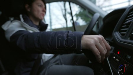 Foto de Mujer conduciendo camión de alquiler. Interior del coche en movimiento conductor femenino conduce un coche stick shift en la carretera - Imagen libre de derechos