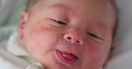 Téléchargez les photos : Closeup of infant newborn baby - en image libre de droit