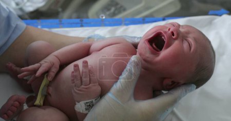 Foto de Calming crying newborn baby at hospital - Imagen libre de derechos