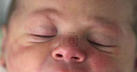 Téléchargez les photos : Close-up of newborn baby face in first day of life, macro closeup of infant eyes - en image libre de droit