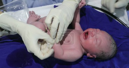 Foto de Birth of baby infant crying, first seconds of life - Imagen libre de derechos