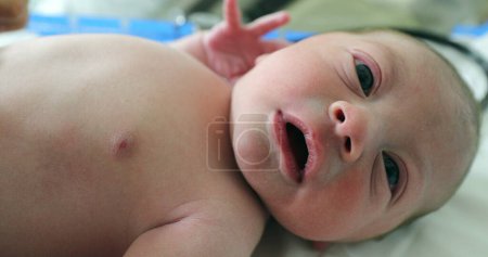 Téléchargez les photos : Cute newborn baby infant at hospital after birth - en image libre de droit