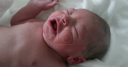 Téléchargez les photos : Crying newborn baby at hospital, first hours of life - en image libre de droit