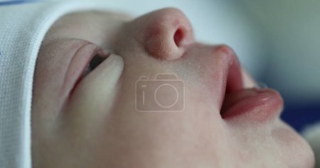 Foto de Closeup of newborn baby face first minutes of life - Imagen libre de derechos