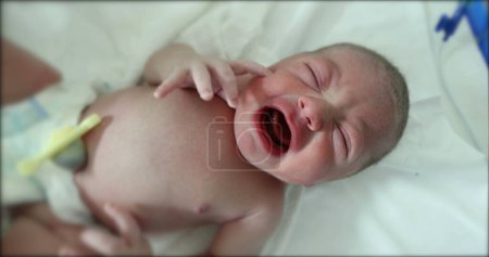 Foto de Newborn baby crying first minutes of life - Imagen libre de derechos