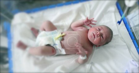Foto de Newborn baby crying first minutes of life - Imagen libre de derechos