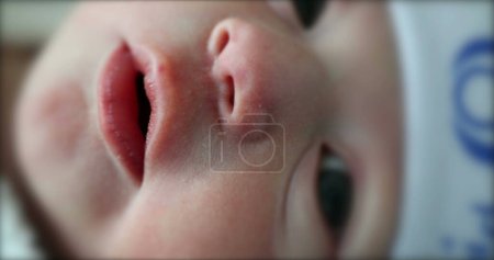 Téléchargez les photos : Newborn baby first moments of life - en image libre de droit