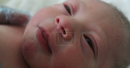 Foto de Newborn infant baby after birth - Imagen libre de derechos