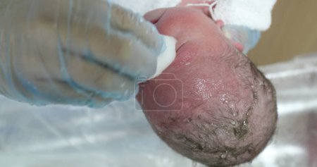 Foto de Newborn baby bath at hospital after birth - Imagen libre de derechos