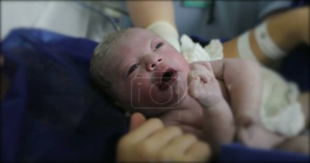 Foto de Newborn baby birth, first seconds of infant baby life - Imagen libre de derechos