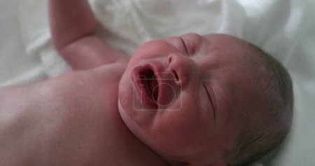 Foto de Newborn baby crying at hospital first hours of life - Imagen libre de derechos