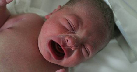 Téléchargez les photos : Infant newborn baby toddler crying at hospital - en image libre de droit