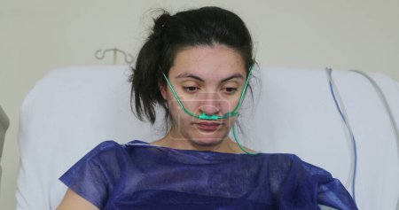 Téléchargez les photos : Patient woman at hospital, real life female patient in bed - en image libre de droit