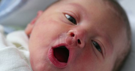 Foto de Newborn baby first day of life - Imagen libre de derechos