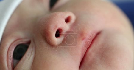 Téléchargez les photos : Newborn baby first moments of life - en image libre de droit
