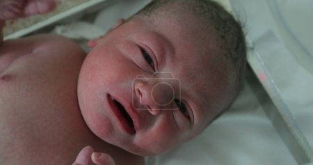 Foto de Infant newborn baby toddler crying at hospital - Imagen libre de derechos