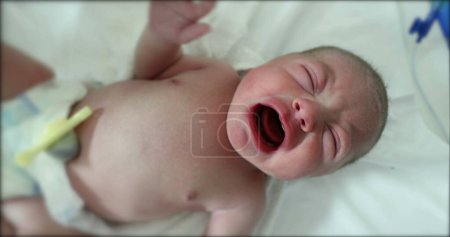 Téléchargez les photos : Newborn baby crying first minutes of life - en image libre de droit