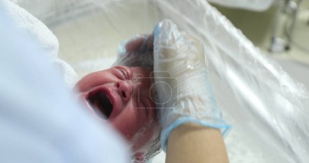 Téléchargez les photos : Newborn baby bath, washing cleaning infant head - en image libre de droit