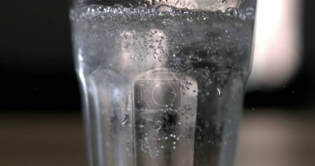 Téléchargez les photos : Capture super lente des gouttelettes d'eau qui bouillonnent sur la surface - en image libre de droit