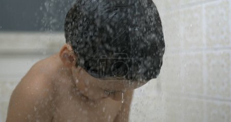 Foto de 800fps Slow-Motion - Escena de baño de ensueño con gotitas salpicando en la cabeza del niño, rutina de lavado etéreo para niños - Imagen libre de derechos