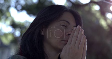 Foto de Mujer esperanzada en oración afuera mirando al cielo en cámara lenta - Imagen libre de derechos