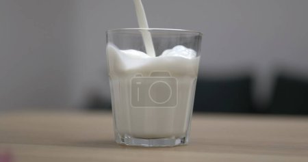 Téléchargez les photos : Verser le lait dans le verre en Super Slow-Motion 800fps, soulignant Rafraîchissement riche en protéines, texture crémeuse - en image libre de droit