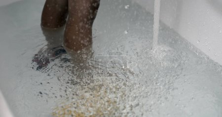 Téléchargez les photos : Des gouttelettes d'eau qui coulent au ralenti dans le bain, 800 ips - en image libre de droit