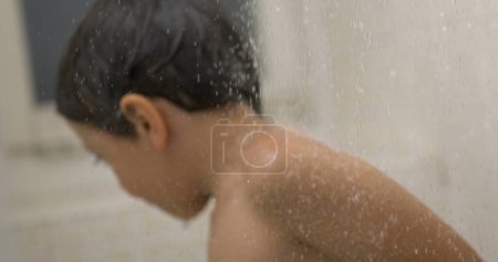 Téléchargez les photos : Heure de bain éthérée Scène 1000fps d'enfant englouti dans des gouttelettes de douche à mouvement lent, atmosphère onirique - en image libre de droit