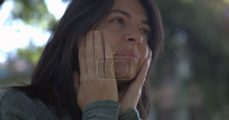 Téléchargez les photos : Femme stressée ressentant anxiété et détresse tout en frottant le visage au ralenti 800 ips. Gros plan sur le visage d'une femme dans la trentaine ressentant douleur et nervosité - en image libre de droit