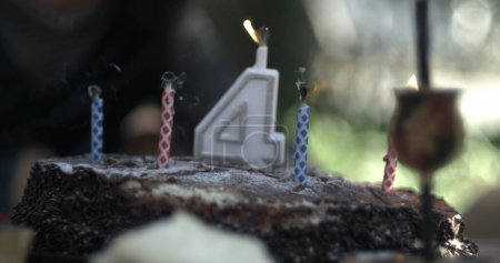 Foto de Soplando velas de cumpleaños en alta velocidad 800 fps cámara lenta, número de 4 años de edad en la torta - Imagen libre de derechos