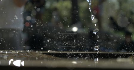 Téléchargez les photos : Capture de gouttelettes frappant la surface, impact précis de gouttelettes d'eau sur la surface - en image libre de droit