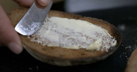 Foto de Esparcir mantequilla en pan tostado en rampa rápida - Imagen libre de derechos