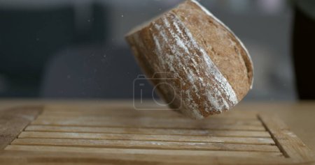 Foto de Caída rústica de pan en medio de harina y migas - Imagen libre de derechos