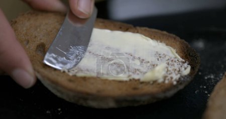 Foto de Esparcir mantequilla en pan tostado en rampa rápida - Imagen libre de derechos