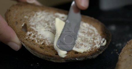 Téléchargez les photos : Rampe de vitesse de fusion du beurre sur pain grillé - en image libre de droit