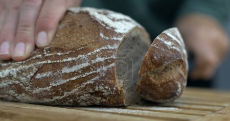 Foto de Tiro de rebanada de pan en rampa de velocidad s, corte de alimentos de carbohidratos con cuchillo - Imagen libre de derechos