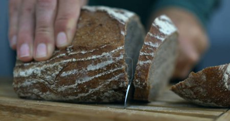Téléchargez les photos : Tranchage traditionnel du pain avec rampe de vitesse - en image libre de droit