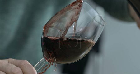 Téléchargez les photos : Incident accidentel de la personne servant du vin dans un verre par erreur, défaut de verser correctement la boisson - en image libre de droit