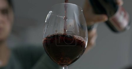 Téléchargez les photos : Valse de vin - Verser dans le verre, élixir élégant - Servir le vin capturé - en image libre de droit
