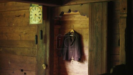 Foto de Traje alpino vintage que se muestra en la pared de madera Chalet. Traje rural tradicional exhibido en la vivienda rústica de montaña - Imagen libre de derechos