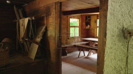 Foto de Interior del chalet de madera tradicional, granja rústica, acogedora casa pequeña - Imagen libre de derechos