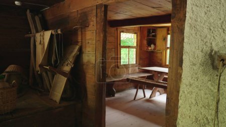 Foto de Interior del chalet de madera tradicional, granja rústica, acogedora casa pequeña - Imagen libre de derechos