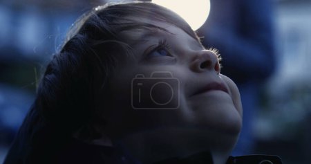 Foto de Niño espiritual mirando hacia arriba al cielo con ESPERANZA y FE. Primer plano del niño feliz mirando hacia arriba en la contemplación - Imagen libre de derechos